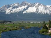 English: The Sawtooth mountain Range and the main Salmon River in Idaho, USA.
