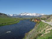 English: The Sawtooth mountain Range and Salmon River in Idaho, USA.