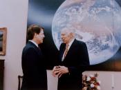 English: Glenn T. Seaborg meeting with Al Gore in the White House in 1993.