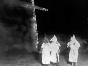 Ku Klux Klan members and a burning cross, Denver, Colorado, 1921 Español: Miembros del Ku Klux Klan y una cruz en llamas.Denver, Colorado en 1921. Français: Membres du Ku Klux Klan devant une croix en flammes. Denver, Colorado, 1921.