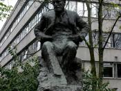 Statue of Sigmund Freud in London, with the Tavistock Clinic in the background.