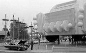 English: Chrysler Turbine Car at the Chrysler pavilion at the 1964-65 New York World's Fair.