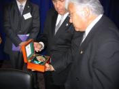 English: Honda receives an award from the Peace Corps.