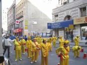 English: Looking north as a Chinatown association do their warmup exercise in 28th Street before joining the parade on Fifth Avenue.