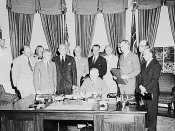 English: U.S. President Harry Truman signs the bill ratifying the North Atlantic Treaty, part of creating the North Atlantic Treaty Organization (NATO) Česky: Americký prezident Harry Truman při podpisu návrhu zákona ratifikujícího Severoatlantickou smlou