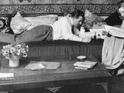 English: Fritz Lang and his wife Thea von Harbou in their Berlin apartment, 1923 or 1924, cropped. Deutsch: Fritz Lang mit seiner Ehefrau, der Schriftstellerin Thea von Harbou in der Wohnung in Berlin-Schmargendorf, Hohenzollerndamm 52. Aufgenommen 1924, 