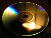 Interference colors. Iridiscente reflections on a compact disc. Español: Colores de interferencia. Reflejos de un disco compacto.