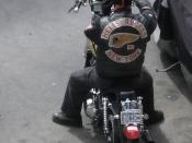 Deutsch: Ein Mitglied des New Yorker Charters der Hells Angels mit Motorrad der Marke Harley Davidson, vor dem Clubhaus der Hells Angels in New York, USA.