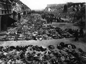 English: Rows of bodies fill the yard of Lager Nordhausen, a Gestapo concentration camp. עברית: שורות של גופות מאות אסירים בחצר מחצה הריכוז נורדהאוזן. בתמונה נראות פחות ממחצית הגופות של האסירים שמתו ברעב או ביריות אנשי הגסטפו. Italiano: File di cadaveri d