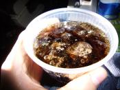 English: Pepsi soda in a plastic cup. North-West Airline (NWA) Español: Pepsi con hielo en un vaso plástico.