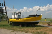 English: Unused fishing boat in Swarzewo. Polski: Nieużywany kuter we wsi Swarzewo.