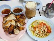 English: Som Tam (papaya salad), Kai Yang (grilled chicken) and Khao Niaow (sticky rice): a combination of dishes from Isarn (North East Thailand) which has become extremely popular in the whole of Thailand. It is eaten as a snack or as a lunch time meal.