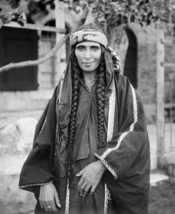 English: Bedouin woman in Jerusalem. Gaeilge: Bean Bedouin i Iarúsailéim, idir 1898 agus 1914 This is a restored version of the original LoC .tif file with damaged areas cropped and missing foliage replaced at far upper right. Dirt and scratches removed, 
