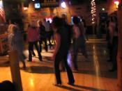 English: Line dancing at a Country Western Dance Hall and Saloon. Italiano: Esempio di Line dance.