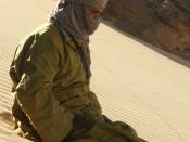 English: Tuareg from the Hoggar (Algeria) sitting in the sand Français : Un targui du Hoggar (Algérie) assis sur le sable