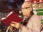 English: Soumitra Chatterjee reciting a poem by Rabindranath Tagore at the inauguration of Kharda Flower Show; 160 Station Road, Rahara, Kharda, Kolkata - 700118, West Bengal, India. He was the chief guest along with West Bengal Finance Minister Dr. Asim 