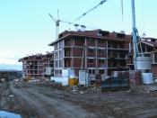 English: Construction work stops in Bansko with many foreign property investors left stranded. Many unfinished developments are in serious financial difficulties. The once popular ski property destination is now a ghost town with fewer tourists vacationin