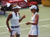 English: Anna Kournikova and Martina Hingis during the semi-finals of a double match in Sydney WTA tournament in 2002. Kournikova and Hingis won 6-4 6-3 against Justine Henin and Meghann Shaughnessy. Français : Anna Kournikova et Martina Hingis lors des d