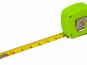 English: A standard measuring tape.