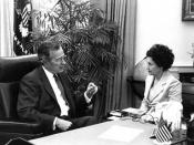 English: President George Herbert Walker Bush, during his final Oval Office interview on Jan. 19, 1993, with White House correspondent Trude B. Feldman.