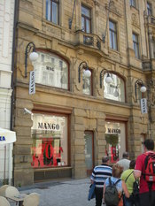 English: Mango megastore on the Prikopy street, Prague. Česky: Velká prodejna Mango na ulici Příkopy, Praha. Slovenčina: veľká predajňa Manga na ulici Příkopy, Praha.