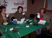 Candidates d'Unidá nuna entrevista en Radio Sele.