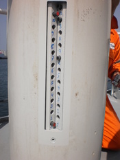 English: Slots for small magnets in Compass Binacle. Small magnets are positioned to compensate influence of ship's magnetic field on compass Polski: Gniazda do umieszczania magnesów kompensacyjnych w naktuzie