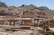English: The Great Temple of Petra, Jordan Français : Le Grand Temple de Pétra en Jordanie