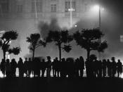 English: Rioters outside San Francisco City Hall the evening of May 21, 1979, reacting to the voluntary manslaughter verdict for Dan White, that ensured White would serve only five years for the double murders of Harvey Milk and George Moscone